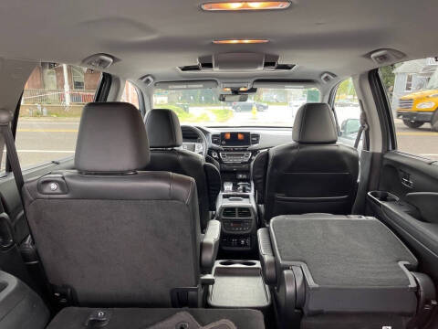 2022 Honda Pilot Touring w/Rear Captain's Chairs