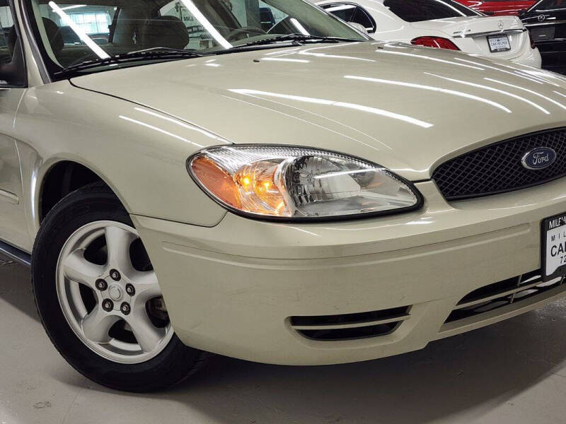 2004 Ford Taurus SE
