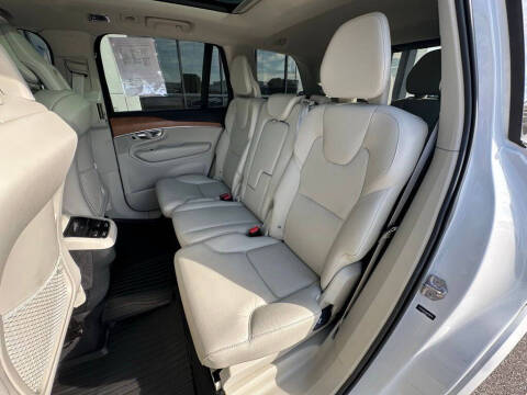 2022 Volvo XC90 T6 Momentum 7-Passenger