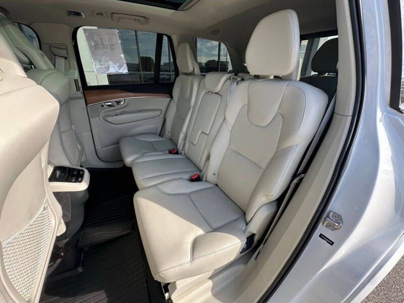 2022 Volvo XC90 T6 Momentum 7-Passenger