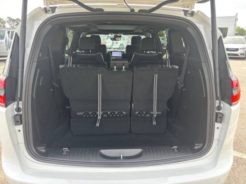 2027 Chrysler Pacifica Limited