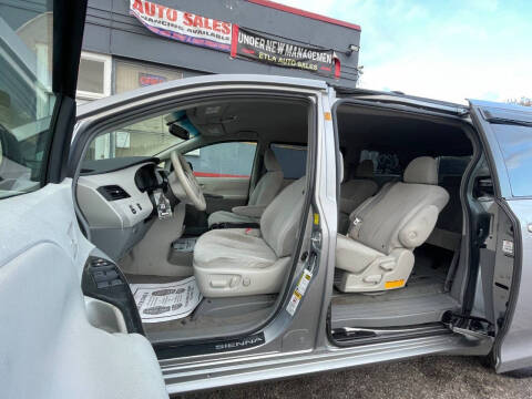 2011 Toyota Sienna LE 7-Passenger Auto Access Seat