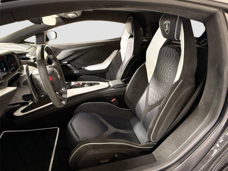 2024 Lamborghini Revuelto