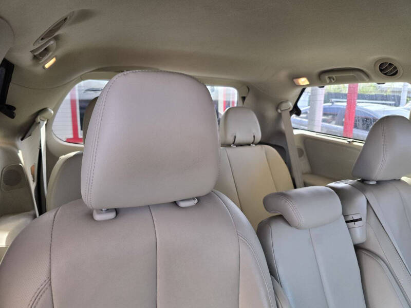2013 Toyota Sienna XLE 8-Passenger