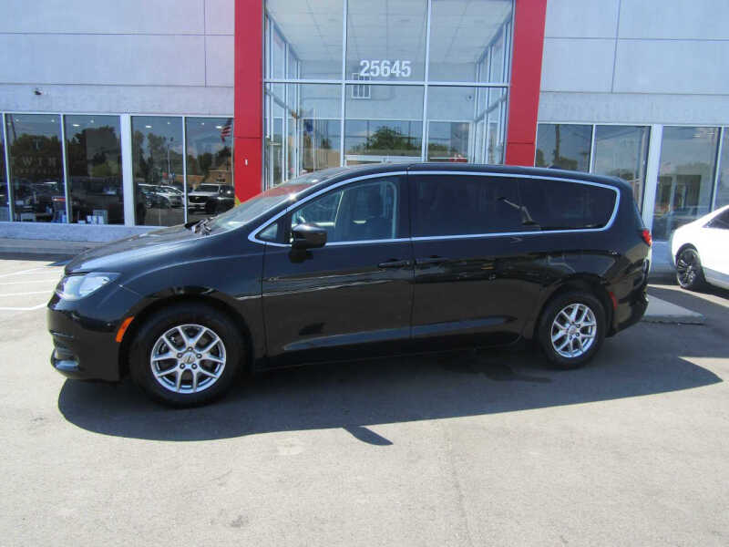 2022 Chrysler Voyager LX