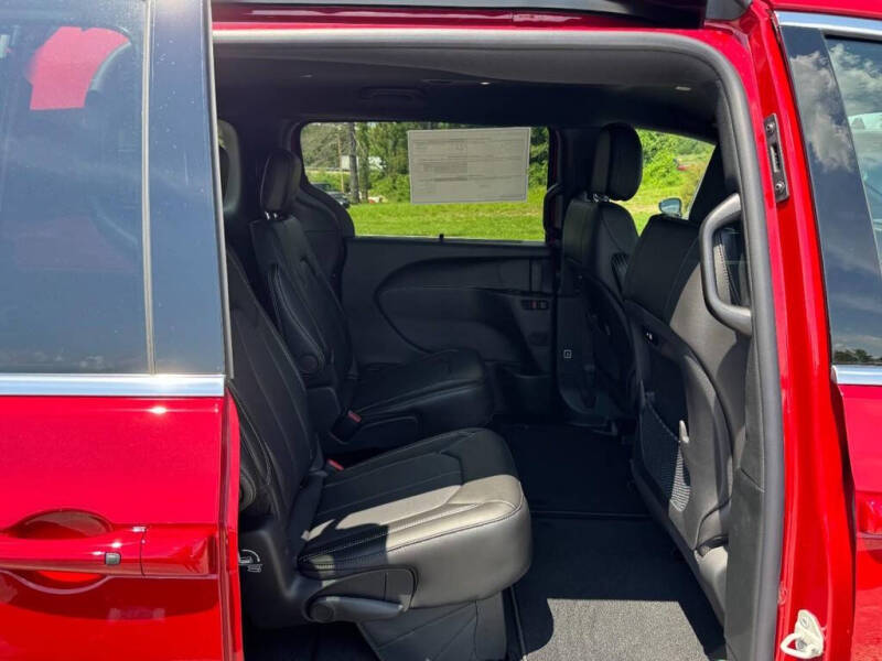 2027 Chrysler Pacifica Select