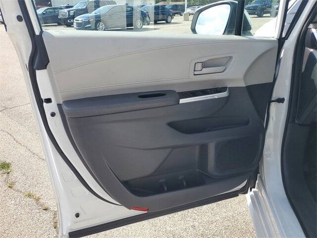 2022 Toyota Sienna LE 8-Passenger