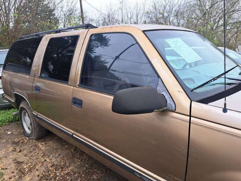 1999 Chevrolet Suburban Base photo 4