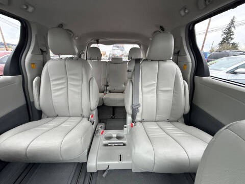 2013 Toyota Sienna XLE 7-Passenger Auto Access Seat