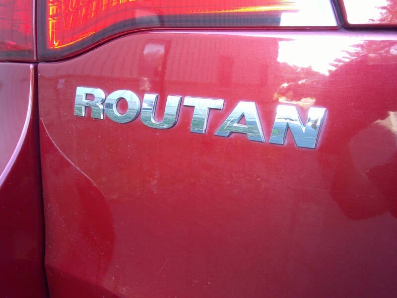 2010 Volkswagen Routan SE photo 26