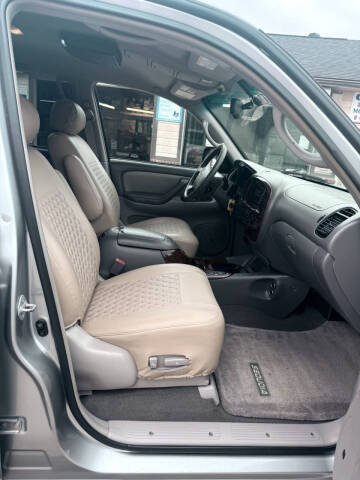 2004 Toyota Sequoia SR5
