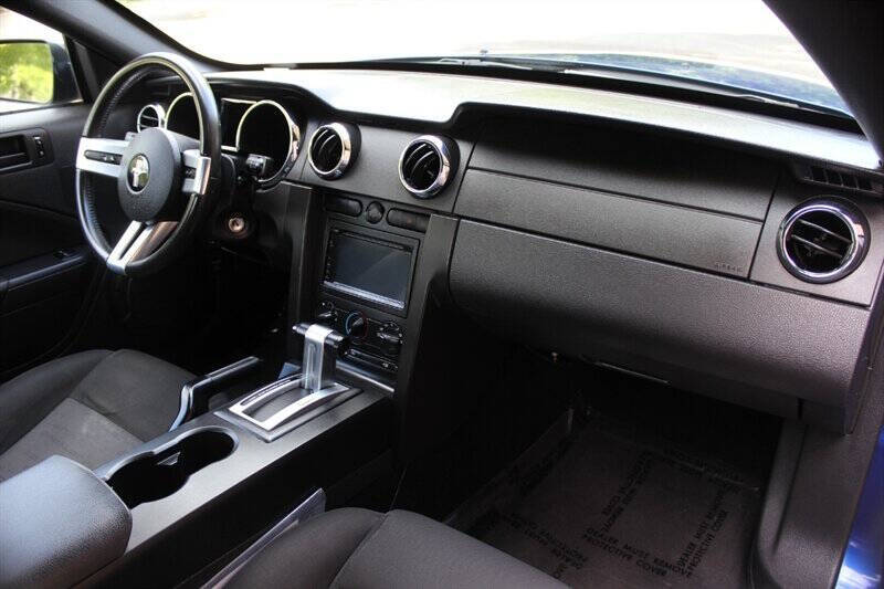 2005 Ford Mustang V6 Deluxe