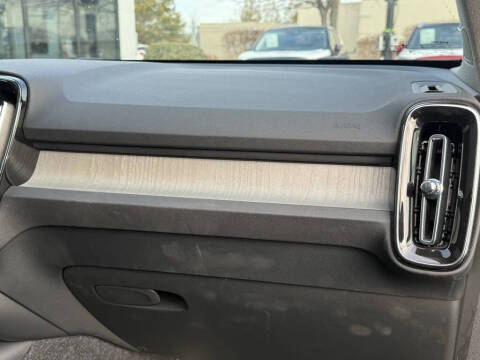 2025 Volvo XC40 B5 Plus Bright Theme