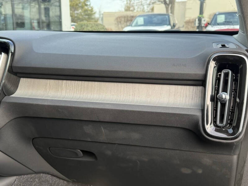 2025 Volvo XC40 B5 Plus Bright Theme