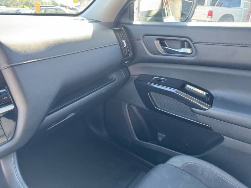 2022 Nissan Pathfinder SV