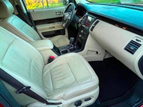 2013 Ford Flex for sale at CLEAR CHOICE AUTOMOTIVE in Milwaukie OR