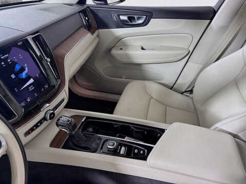 2021 Volvo XC60 T6 Momentum