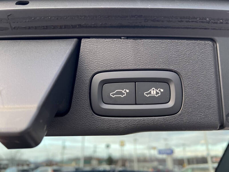 2025 Volvo XC60 T8 Plus Dark Theme