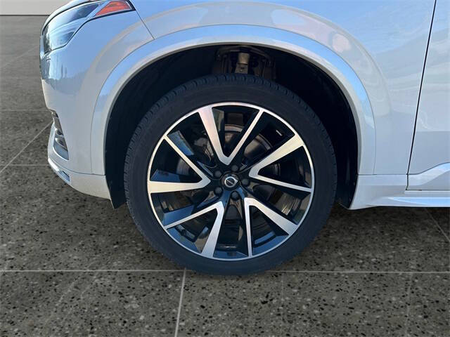 2021 Volvo XC90 T6 Momentum 7-Passenger