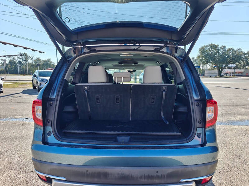 2020 Honda Pilot Touring w/Rear Captain's Chairs