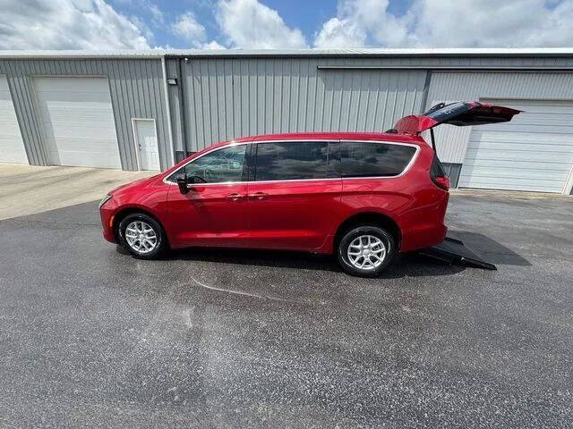 2027 Chrysler Pacifica Select