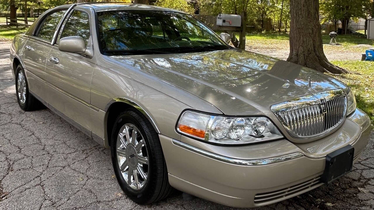 2006 Lincoln Town Car for sale at Quality Cars Of South Elgin in South Elgin, IL