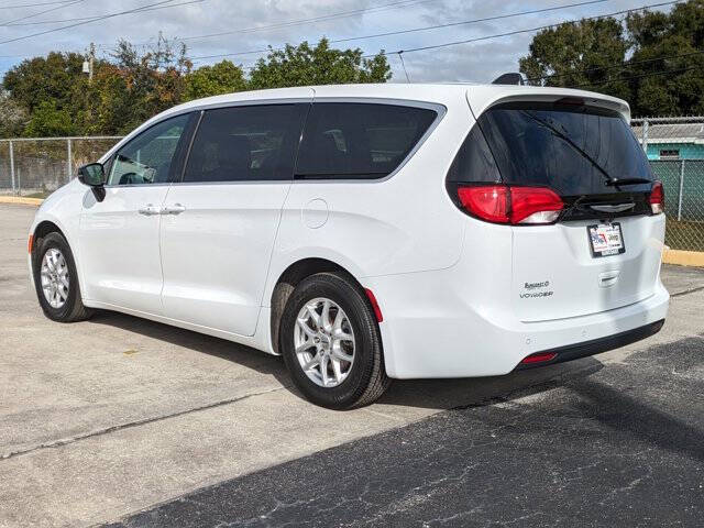 2025 Chrysler Voyager LX
