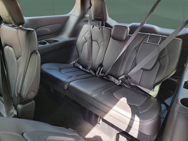 2027 Chrysler Pacifica LX