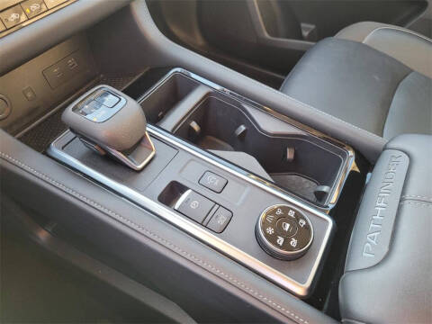 2024 Nissan Pathfinder SL