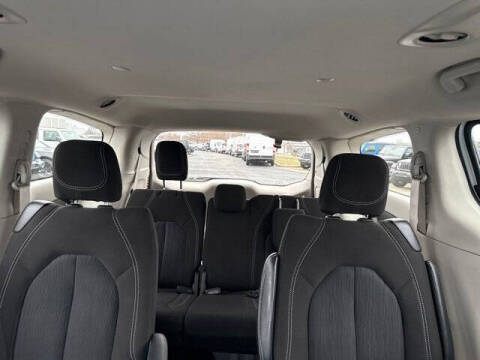 2024 Chrysler Voyager LX