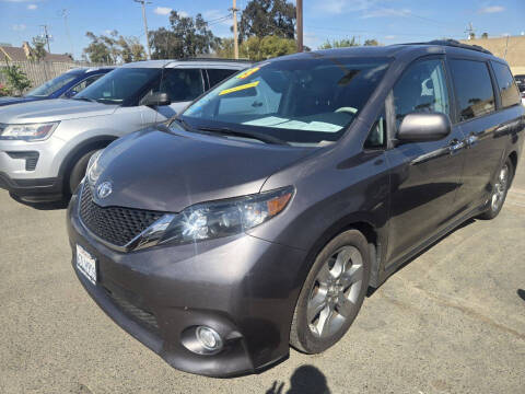 2013 Toyota Sienna SE 8-Passenger