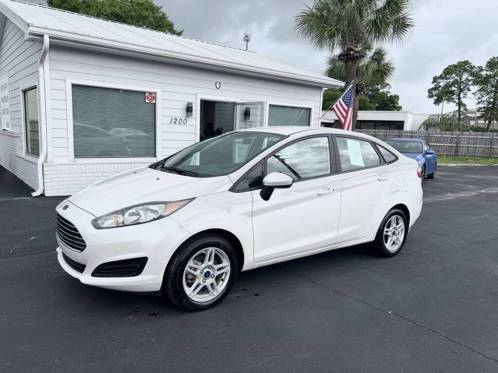 White 2019 Ford Fiesta SE SE 4dr Sedan 1