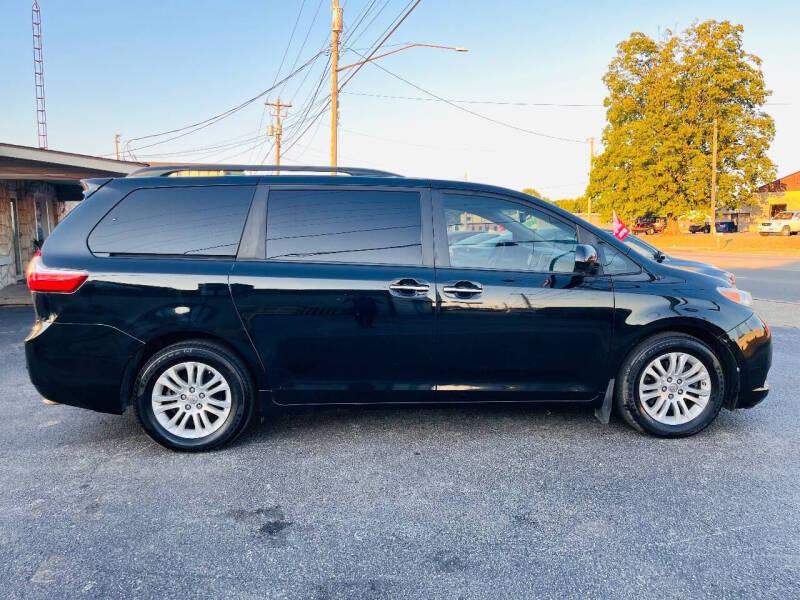 2016 Toyota Sienna XLE 8-Passenger