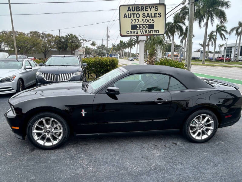 2011 Ford Mustang V6 Premium photo 3