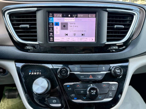 2022 Chrysler Voyager LX