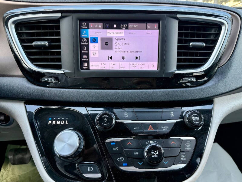 2022 Chrysler Voyager LX