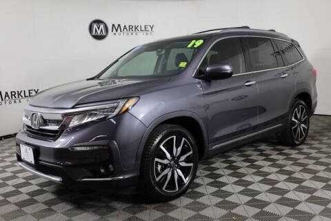 2019 Honda Pilot Touring w/Rear Captain's Chairs