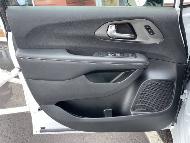 2025 Chrysler Pacifica Select