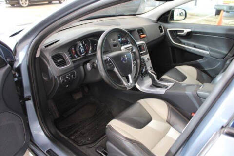 2017 Volvo V60 Cross Country T5 Platinum