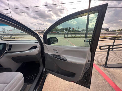 2015 Toyota Sienna LE 8-Passenger