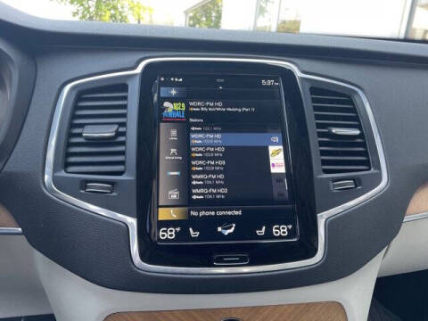 2022 Volvo XC90 T6 Momentum 6-Passenger