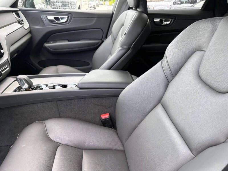 2025 Volvo XC60 B5 Plus Dark Theme