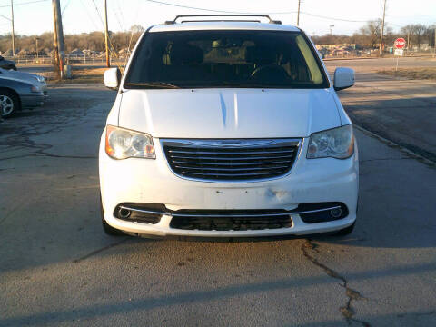 2014 Chrysler Town and Country for sale at Clancys Auto Sales in South Beloit IL