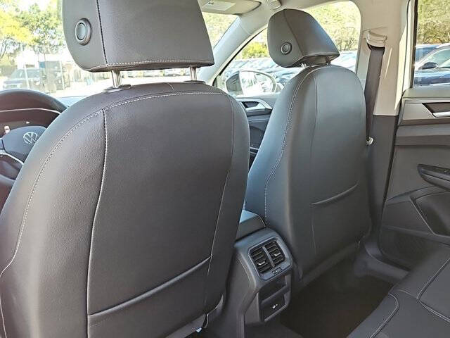 2025 Volkswagen Taos SE Black