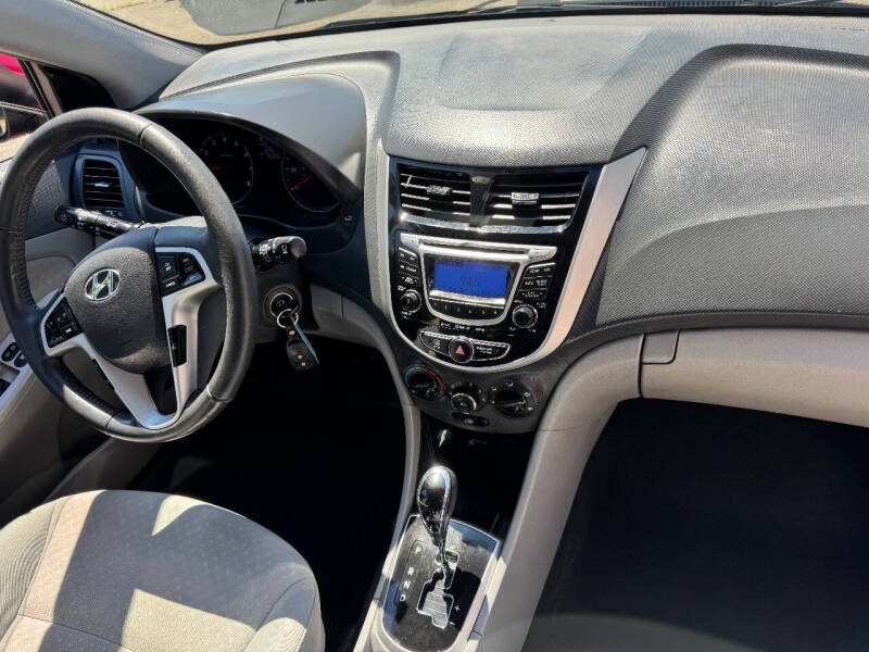 2012 Hyundai Accent SE