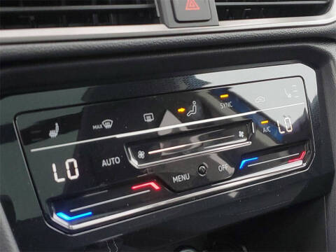 2025 Volkswagen Taos SE Black 4Motion