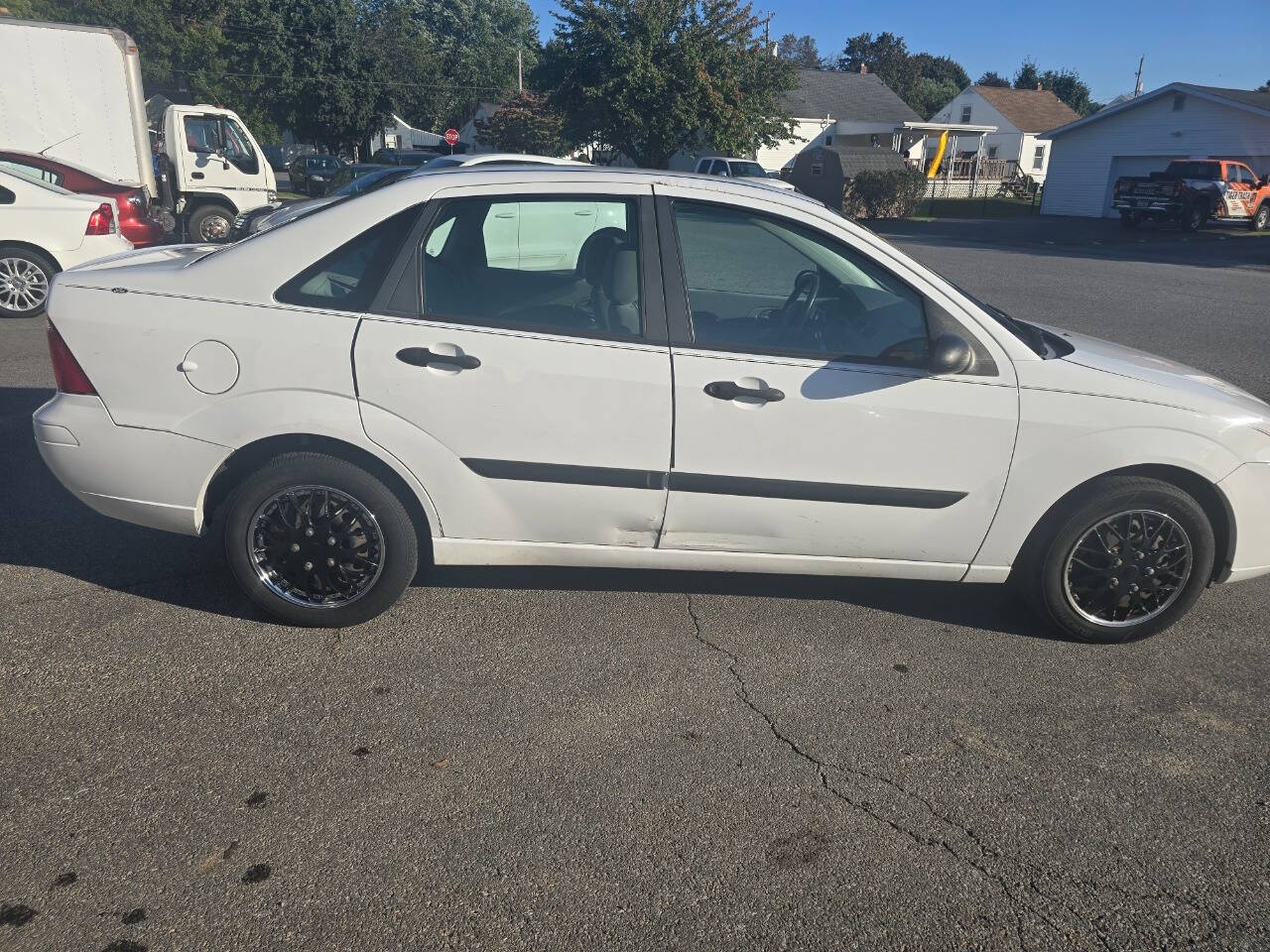 2005 Ford Focus for sale at QUEENSGATE AUTO SALES in York, PA