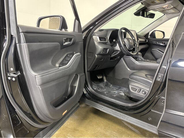 Used 2021 Toyota Highlander XLE with VIN 5TDHZRBH9MS535170 for sale in Madison, WI