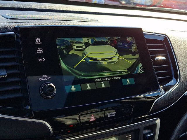 2022 Honda Pilot Touring w/Rear Captain's Chairs