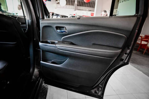 2022 Honda Pilot Touring w/Rear Captain's Chairs